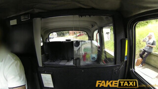 Faketaxi - szőrös pinájú milf pipi közösül egyet