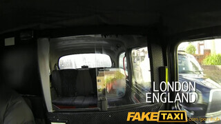 FakeTaxi - zsenge csajszika cumizza az korosodó taxist