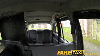 FakeTaxi - begerjedt gádzsi hívja a taxit