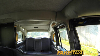 FakeTaxi - Chelsey Lanette a termetes didkós szöszi