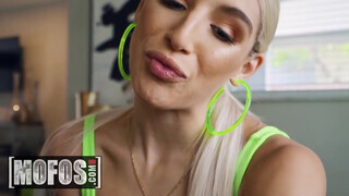 MOFOS - Abella Danger szőrös vaginája bekúrva