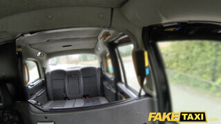 Fake Taxi - ausztrál nőci a szabadban is imádja csinálni