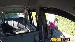 Fake Taxi - Kylie Nymphette a lotyó egyetemista pipi
