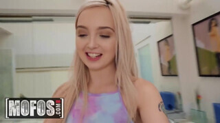 MOFOS - Lexi Lore derekasan ánuszba dugva