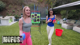 MOFOS - Daisy Stone és Scarlett Bloom édeshármasban közösülnek