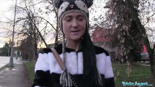 Public Agent - aranyos orosz pipi az utcáról