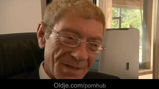 Vén nyeles aszpirin és a zsenge titkárnője