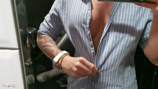 Wet Kelly - Felajzott milf a mosdóban