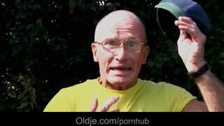 Idős tata hátsó lyukba dugja a bájos tinit