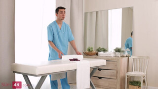 Slim4K - Polly White beindult a masszőrre