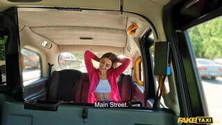 Fake Taxi - Sportos pipi meghágva a taxiban