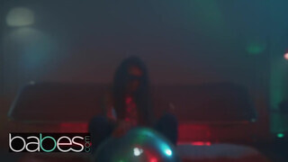 BABES - Elena Koshka csodás formás popója