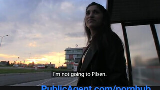 PublicAgent - csábító ázsiai maca felszedve a buszmegállóban
