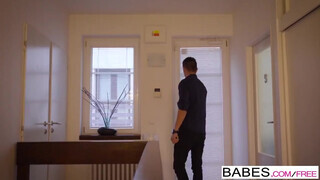Babes - Paula Shy a gigászi mellű maca