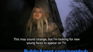 PublicAgent - Karol Lilien a óriási kannás szöszi