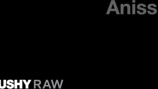 TUSHYRAW - Anissa Kate valagába kukit tolnak