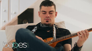Babes - Mia Evans közösül a gitáros krapekkal