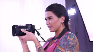 Private com - Chloe Lamour és Eveline Dellai édeshármasban kefélnek