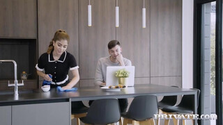 Private com - Marina Gold a hatalmas popós szobalány