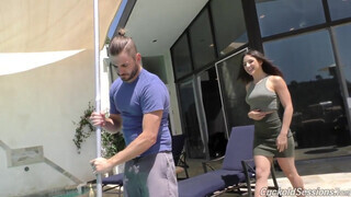 Abella Danger a hapekja előtt kufircol