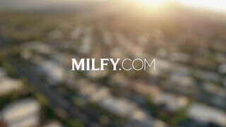 MILFY - Lauren Phillips az fenék imádó háziasszony