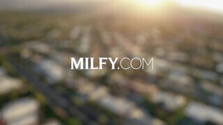 MILFY - Sweet Vickie a örömlány rendőrnő