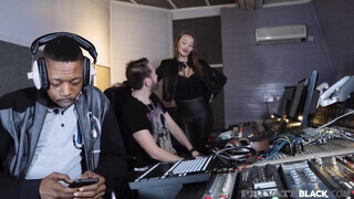 PrivateBlack - Stacy Cruz élvezi a méretes hímvesszőt