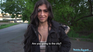 Public Agent - Alicia Trece a fogszabályzós spanyol bige