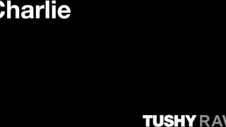 TUSHYRAW - Charlie a vadító világos szőke milf