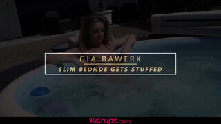 Karups - Gia Bawerk a bombázó világos szőke milf