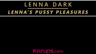Lenna Dark egy hatalmas dildóval peckezik