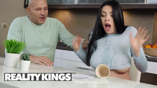 REALITY KINGS - Kira Queen a szomszéd sráccal közösül