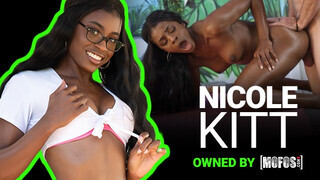 Mofos - Nicole Kitt a gyönyörű gigantikus cickós csoki bige