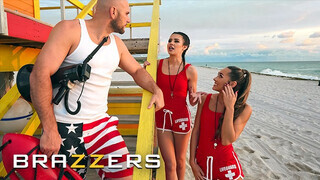 BRAZZERS - MacKenzie Mace és Kylie Rocket a dögös vízimentő csajok