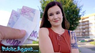 Kívánatos pici Eliss meztelenül pózol amatőr fotózáson