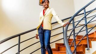 Barna amatőr casting forgatás irodai fotózásra keményen megbassza a óriási faszú producer