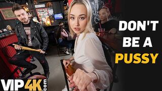 Bátor világos szőke pornósztár döngeti idegen muksót a bárban