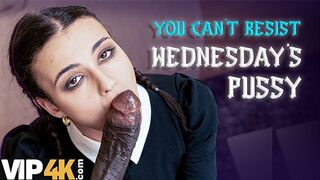 Lispy wednesday reszelte a nevelő apa termetes faszát mint egy igazi kutyaként