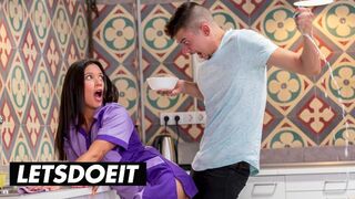 A fullos szobalány Jade Presley kitakarít és cidázza a gigantikus faszkat a forró szálláson