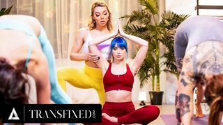 Emma Rose transzi jógaoktatót elkapják, amíg Jewelz Blu-t baszogatja közönséges jógaórán!
