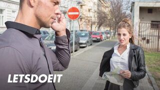 Lenyűgöző turista Silvia Dellai mélyen megkettyintve egy helyi csóka által