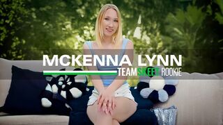 Mckenna Lynn legelső pornója: világos szőke szuka vad faszas kalandja