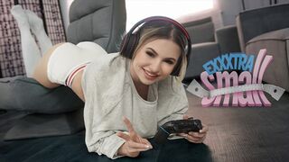 Kicsike zsenge bige Aria Banks elkapja magas mostohabátyját Chris Epicet, aki a szobájában veri a pöcse