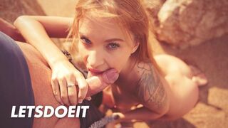 Angel Piaff világos szőke csábítója zsíros cerkát szopogatóan a tengerparton