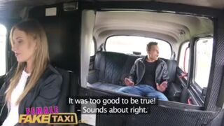 Zsenge manus gyorsan megdugja Angel Piaff lucskos csupasz puncáját a hamis taxiban