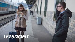 Selvaggia zsenge csajszi felfogta Charlie Dean gigászi faszát egy gyors pov dugásra
