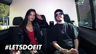 Vékony fekete Coco Kiss pénzért cumizza a termetes néger fazt az autóban