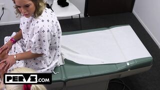 Mimi Monet óriási popós gyönyörű a gigantikus farkú orvosnál a rendelőben