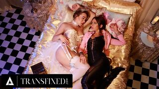 Mesebeli királynők Emma Rose és April Olsen vad strap-on fenék kefélése