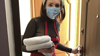 A szobalány visszatér a régi szállodába óriási mellével